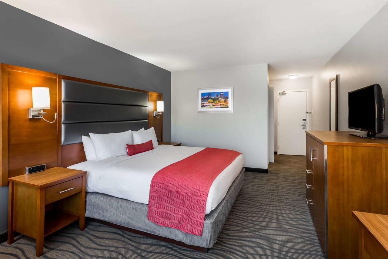 Wyndham Garden Greensboro Exterior photo