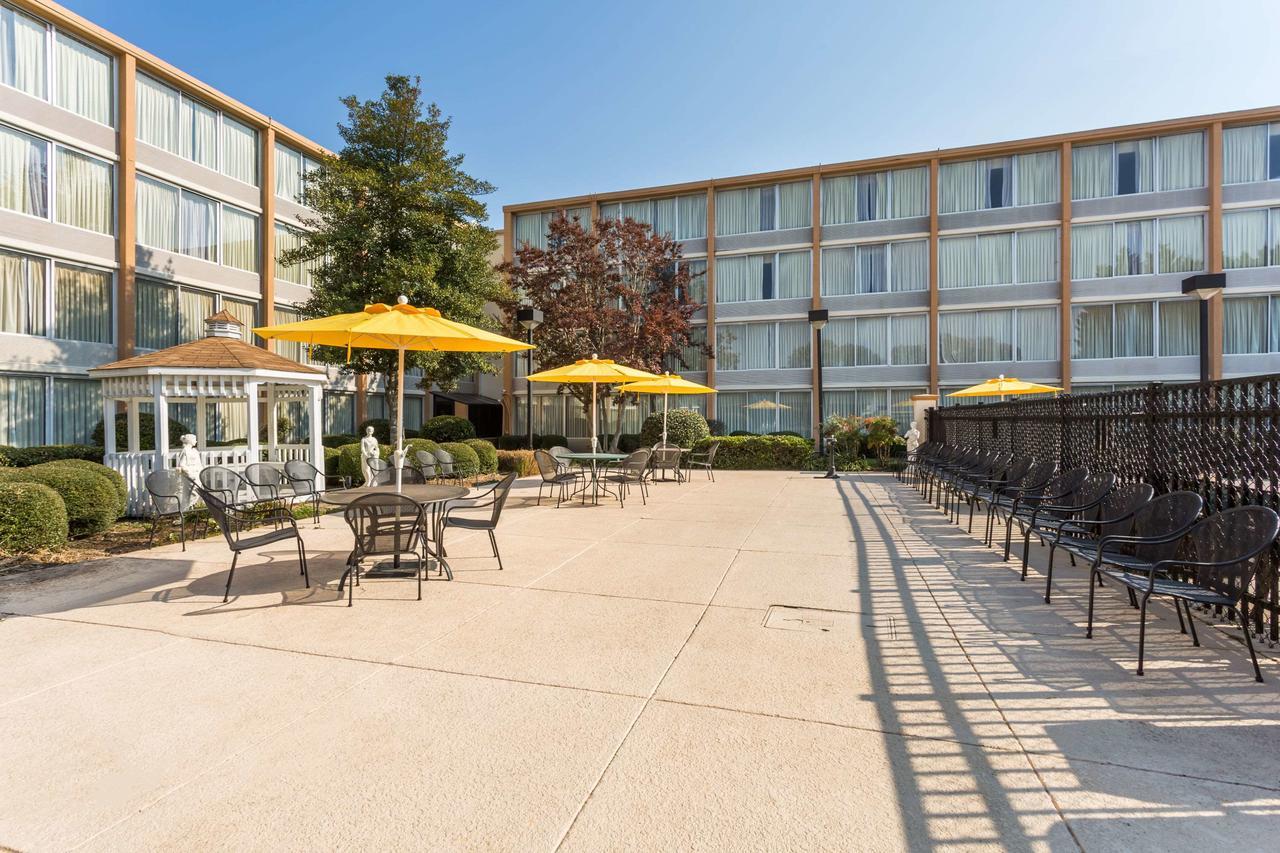 Wyndham Garden Greensboro Exterior photo