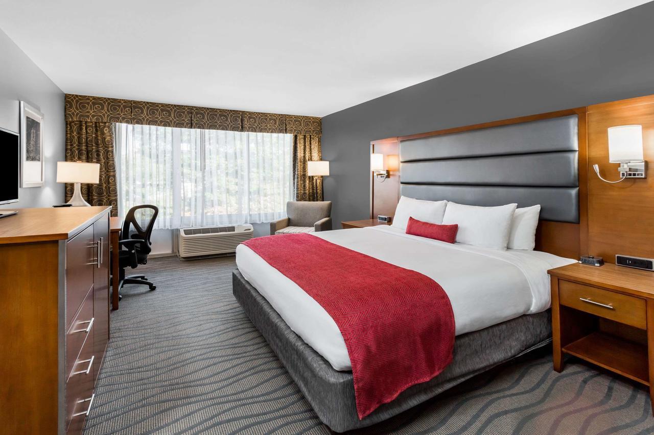 Wyndham Garden Greensboro Exterior photo