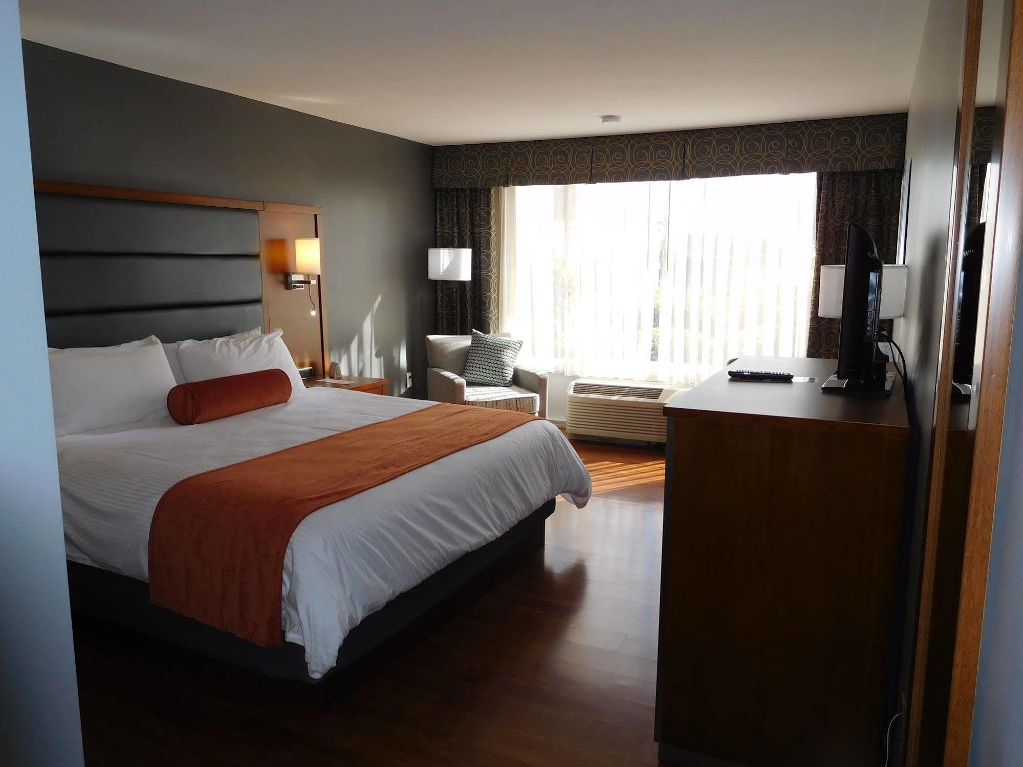 Wyndham Garden Greensboro Exterior photo