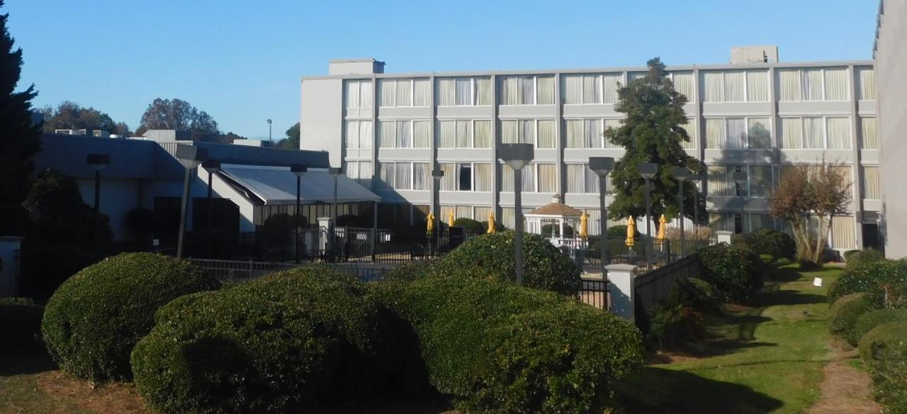 Wyndham Garden Greensboro Exterior photo
